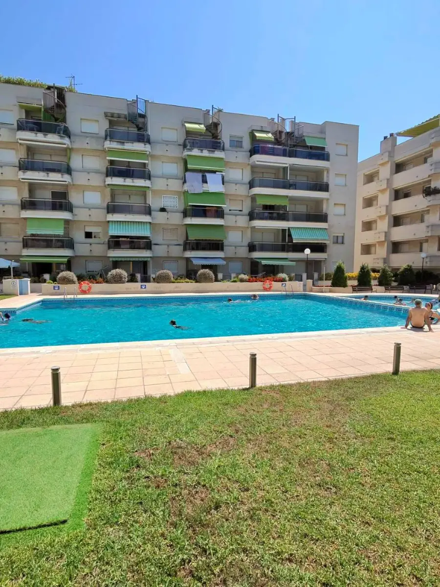 Piscina exterior del complejo